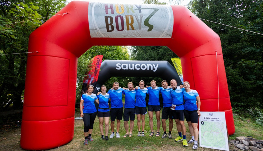 Tým v závodu HoryBory v oblečení od ATEX.